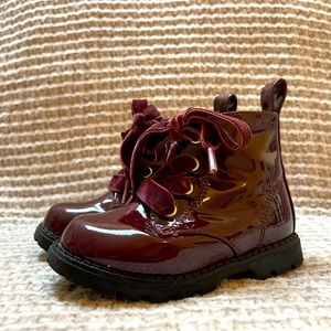 H&M burgundy velvet laced boots with faux fur lining • Size 4-5